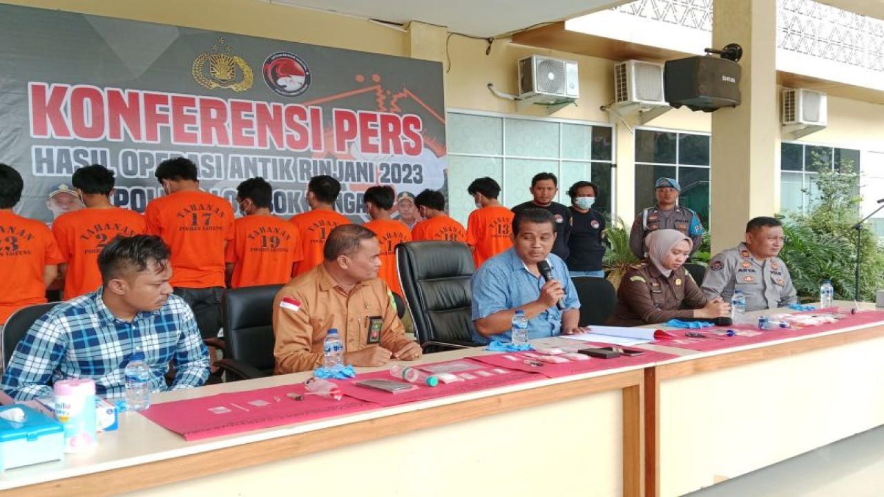 Kasatnarkoba Polres Lombok Tengah, Provinsi Nusa Tenggara Barat, AKP Dervin Hutabara (Tengah) saat acara konferensi pers pengungkapan kasus narkoba, Rabu (4/10/2023) (ANTARA/Akhyar Rosidi)