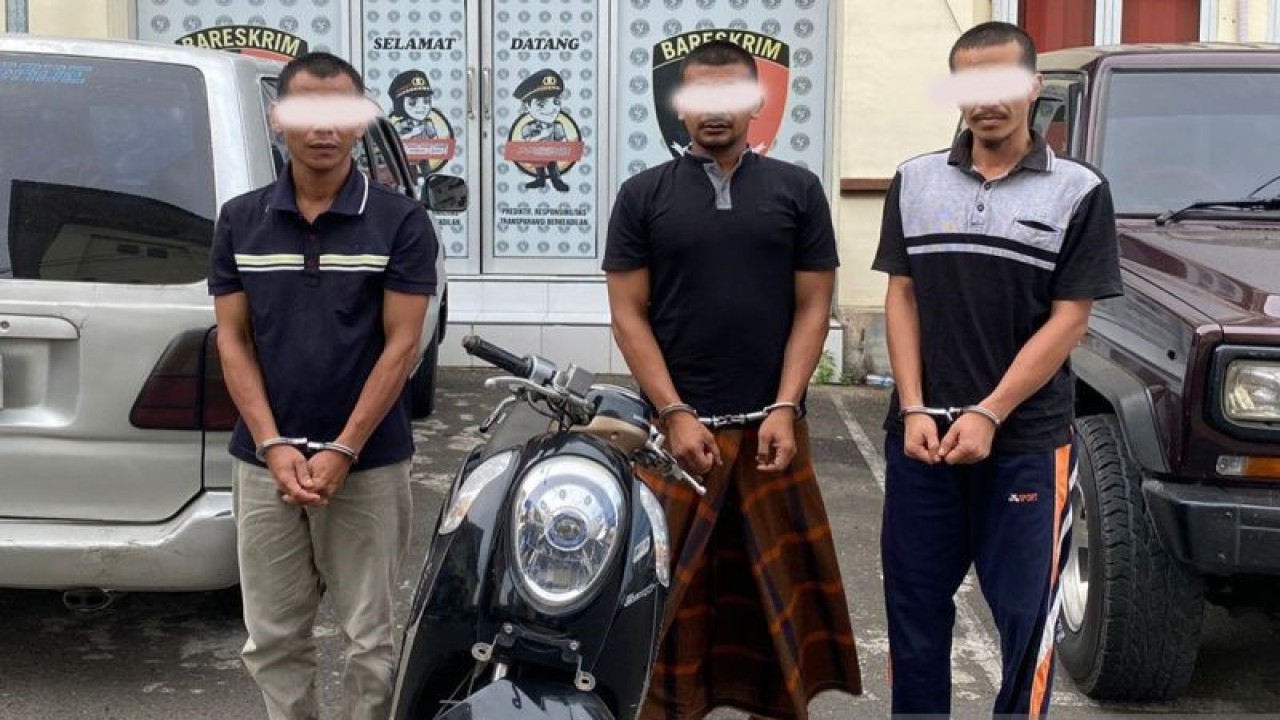 Ketiga tersangka kasus curanmor beserta barang bukti yang diamankan di Polres Lhokseumawe, Provinsi Aceh. (ANTARA/HO-Polres Lhokseumawe)