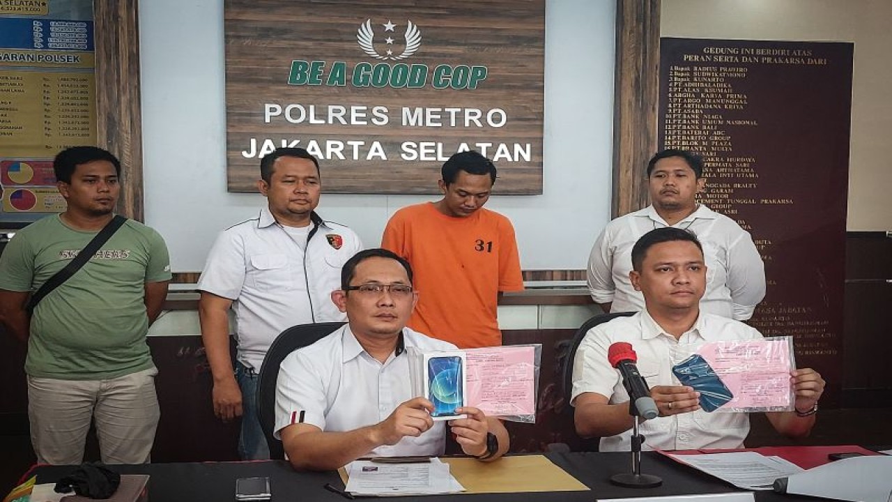 Polisi menunjukan barang bukti telepon seluler korban jambret di Polres Metro Jakarta Selatan, Selasa (10/10/2023). ANTARA/Erlangga Bregas Prakoso