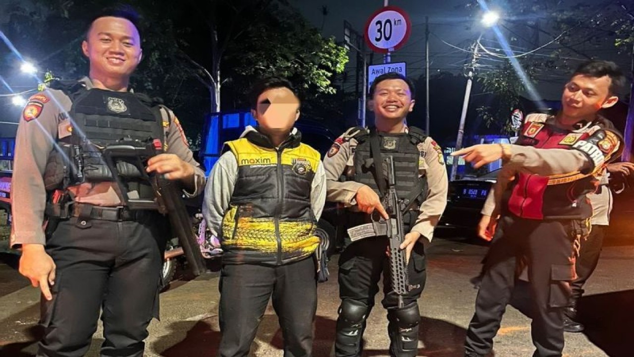 Polisi mengamankan pemuda berinisial RD (24) (kedua dari kiri) yang diduga akan melakukan tawuran di Jalan Manggarai Selatan, Jakarta Selatan, Minggu (22/10/2023). ANTARA/HO-Humas Polres Jakarta Selatan