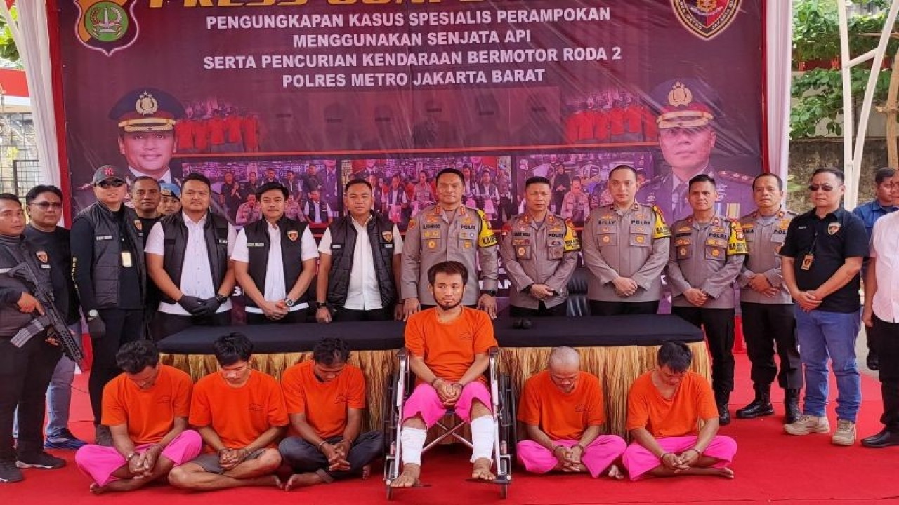 Jumpa pers penangkapan pelaku pencurian motor dan perampokan bersenjata api di sejumlah lokasi di Jakarta Barat oleh Polres Metro Jakarta Barat, Senin (23/10/2023). ANTARA/Risky Syukur