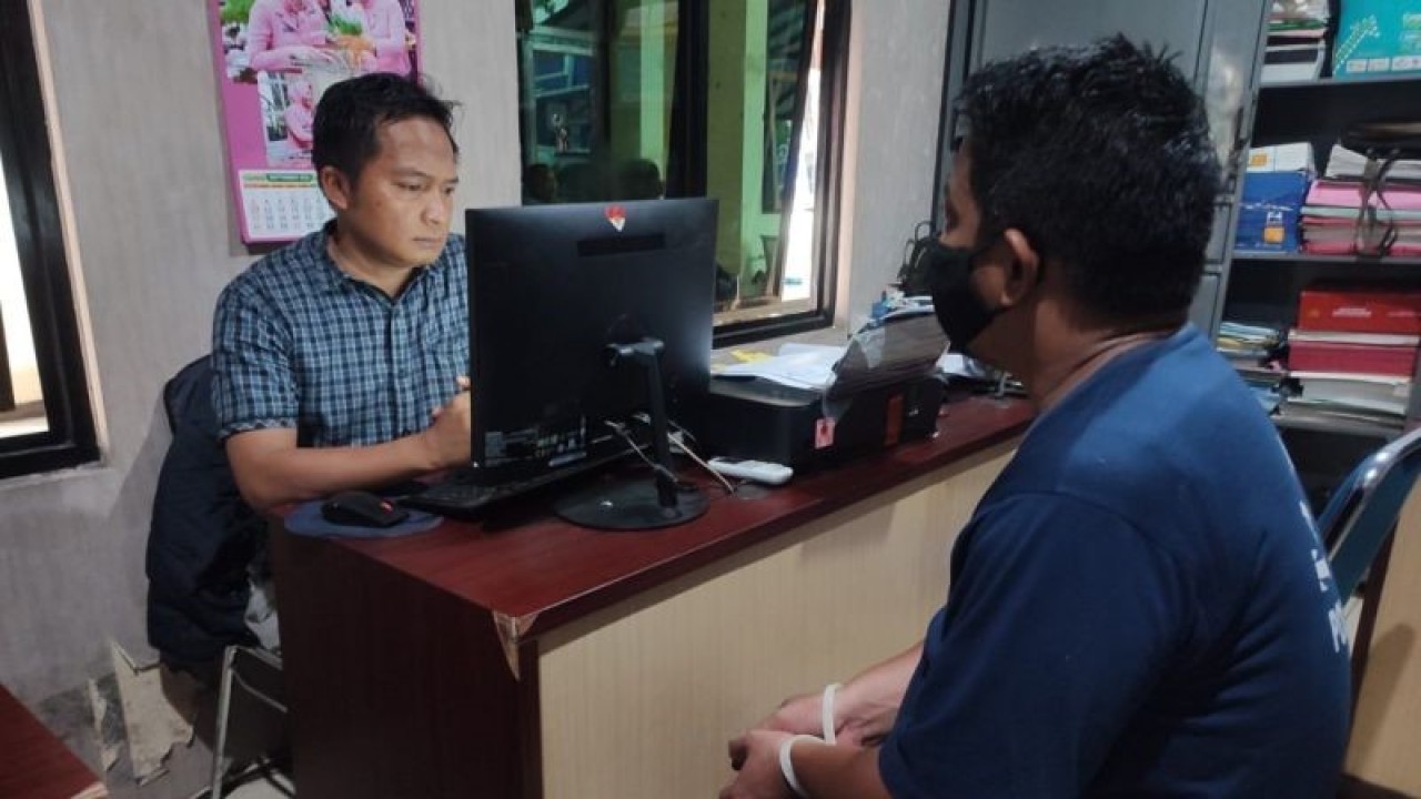 Seorang tersangka kasus penyalahgunaan dana bansos berinisial AG saat diperiksa penyidik Polres Kuningan, Jawa Barat, Selasa (24/10/2023). (ANTARA/Fathnur Rohman)