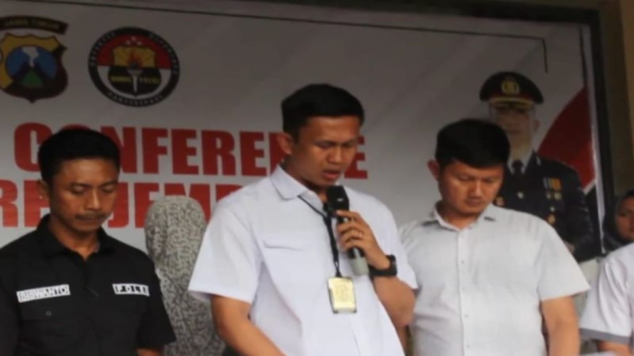 Kasat Reskrim Polres Jember AKP Abid Uais Qornain menjelaskan penetapan tiga tersangka kasus kredit fiktif di Mapolres Jember, Selasa (17/10/2023). (ANTARA/HO-Polres Jember)