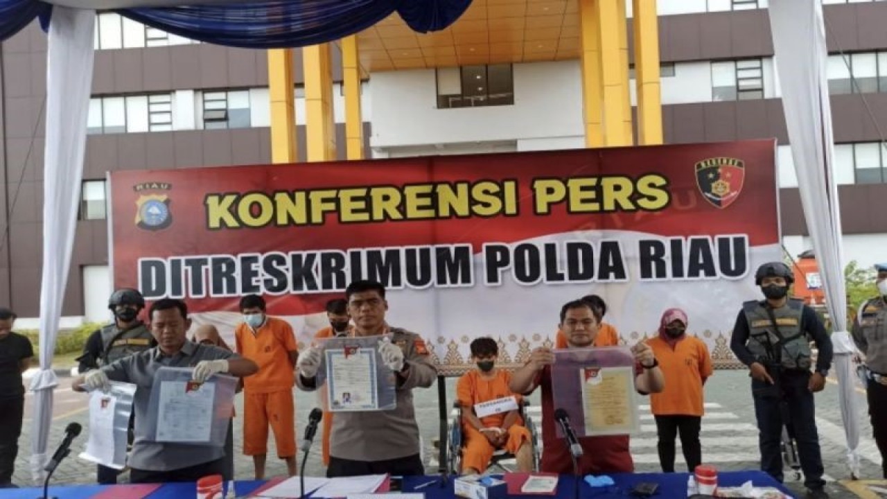 Polda Riau saat pengungkapan beberapa kasus, salah satunya Imam Mahdi palsu, Kamis (27/10/2022). Selain penistaan agama
