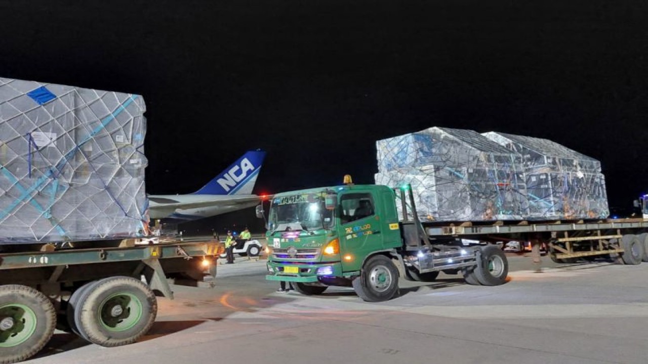 Logistik MotoGP Mandalika saat tiba di Bandara Internasional Lombok, Nusa Tenggara Barat, Selasa (3/10/2023). ANTARA/Ho-Humas Bandara Lombok.