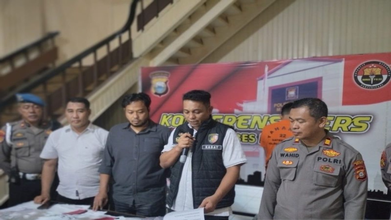 Kasat Reskrim Polrestabes Makassar, AKBP Ridwan JM Hutagaol (tengah) didampingi jajarannya saat rilis kasus persetubuhan dengan menghadirkan tersangkanya di Mapolrestabes Makassar, Sulawesi Selatan, Senin (16/10/2023). ANTARA/Darwin Fatir.