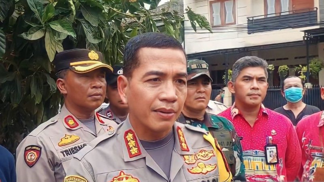 Kapolres Metro Jakarta Timur Kombes Pol Leonardus Simarmata saat memberikan keterangan pers di Kelurahan Rawamangun, Kecamatan Pulogadung, Jakarta Timur, Kamis (27/10/2023). ANTARA/Syaiful Hakim
