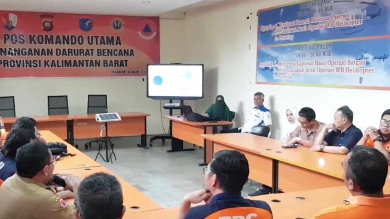 Tim Pengabdian Pada Masyarakat (PPM) Politeknik Negeri Pontianak (Polnep) bekerja sama dengan Badan Penanggulangan Bencana Daerah (BPBD) Kalimantan Barat menggelar sosialisasi pengoperasian alat peringatan dini banjir kepada masyarakat.  ANTARA/Slamet Ardiansyah.