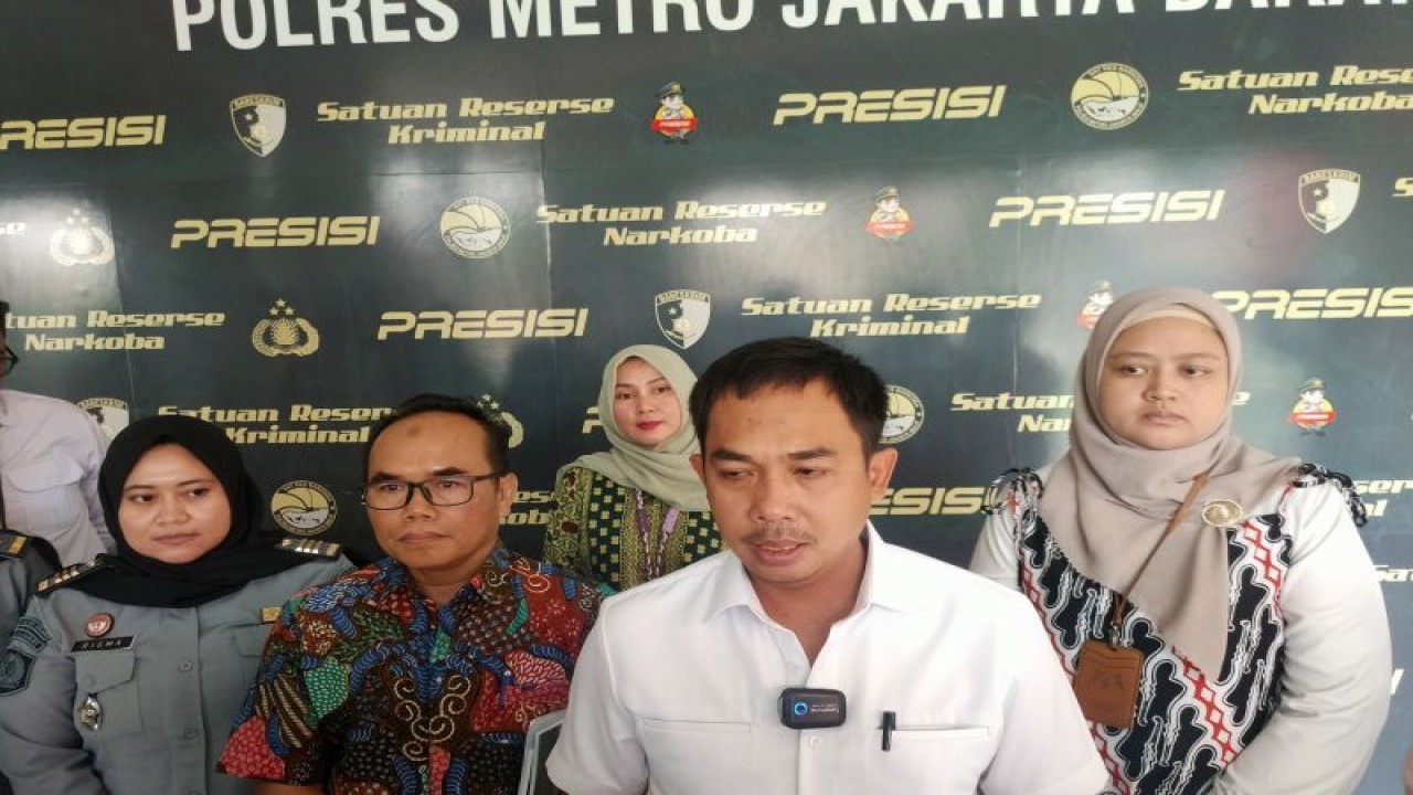Kasat Reskrim Polres Metro Jakarta Barat, Kompol Andri Kurniawan (tengah depan) dan Komisioner KPAI Kawiyan (kedua dari kiri) serta beberapa perwakilan lembaga terkait dalam jumpa pers kasus perundungan oleh anak terhadap anak, Senin (2/10/2023). ANTARA/Risky Syukur