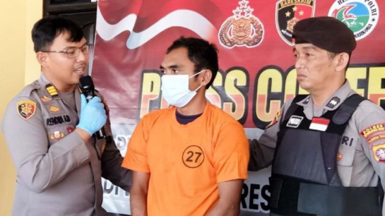 Kabagops Polres Kobar saat mewawancarai tersangka pelaku pembakaran hutan dan lahan. (ANTARA/Safitri RA.)