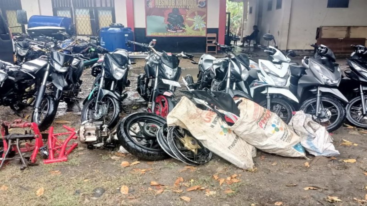 Barang bukti berupa motor yang diamankan personel Polres Manggarai Barat dari pelaku pencurian motor di Labuan Bajo, Jumat (6/10/2023). (ANTARA/HO-Polres Manggarai Barat)