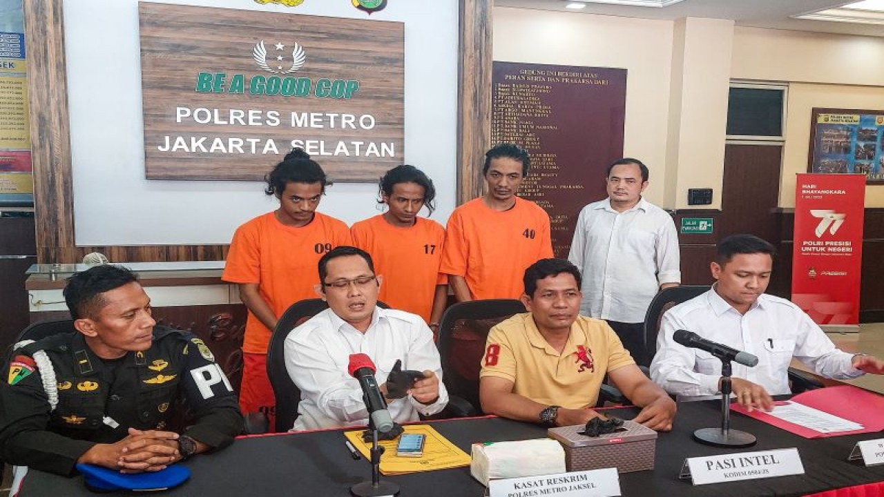 Polres Jakarta Selatan menggelar konferensi pers kasus pengeroyokan Babinsa di Jakarta Selatan, Senin (16/10/2023). (ANTARA/Erlangga Bregas Prakoso)