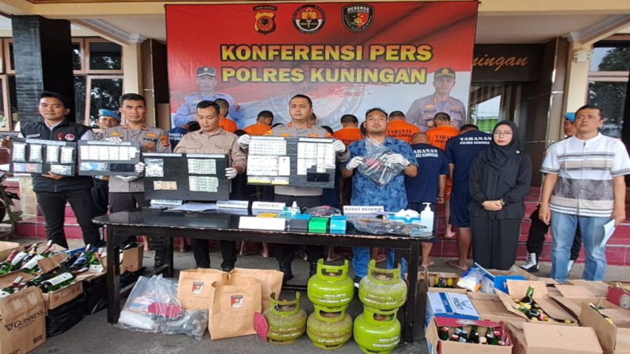 Polres Kuningan saat menghadirkan barang bukti dan para tersangka kasus penyalahgunaan obat keras dalam konferensi pers di Kuningan, Jawa Barat. (ANTARA/HO-Polres Kuningan)
