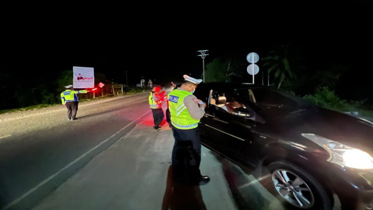 Personel Polres Aceh Besar memeriksa pengemudi modil saat razia cipta kondisi menjelang Pemilu 2024 di Aceh Besar. (ANTARA/HO-Bidhumas Polda Aceh)