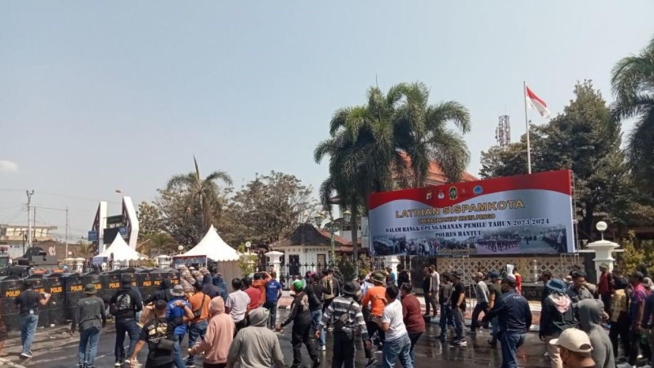 Simulasi Pengamanan Kota (Sispamkota) dalam rangka Pengamanan Pemilu 2024 di Lapangan Paseban, Kabupaten Bantul, Daerah Istimewa Yogyakarta, oleh Polres Bantul, DIY. Senin (16/10/2023) (ANTARA/Hery Sidik)