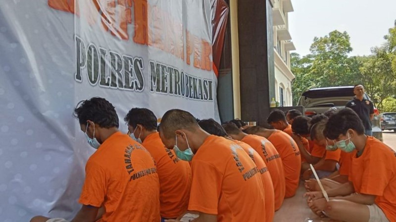 Pelaku pencurian kendaraan bermotor yang berhasil ditangkap aparat Kepolisian Resor Metropolitan Bekasi dalam kurun waktu sebulan sejak September-Oktober 2023. (ANTARA/Pradita Kurniawan Syah).