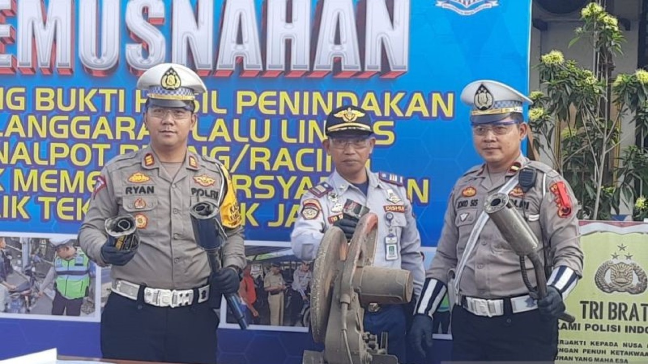 Kepala Satlantas Polres Boyolali AKP Agista Ryan Mulyanto, (kiri) bersama Dishub setempat melakukan pemusnahan knalpot brong di Kantor Satlantas Polres Boyolali, Senin (30/10/2023). ANTARA/Bambang Dwi Marwoto.