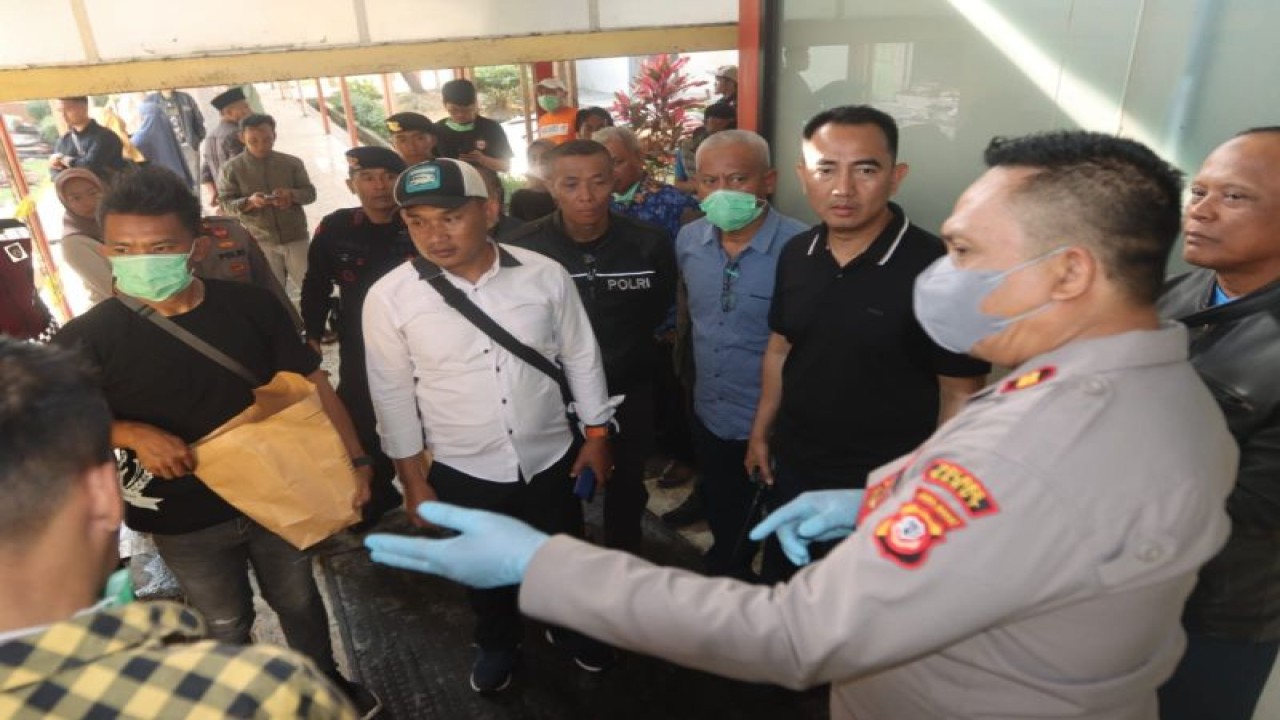 Polisi melakukan pemeriksaan di lokasi kebakaran RSUD dr Slamet Kabupaten Garut, Jawa Barat, Senin (2/10/2023). (ANTARA/HO-Humas Polres Garut)