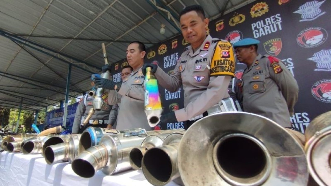 Polisi menunjukkan barang bukti knalpot bising hasil operasi penertiban lalu lintas di Markas Polres Garut, Jawa Barat, Selasa (31/10/2023). (ANTARA/Feri Purnama)