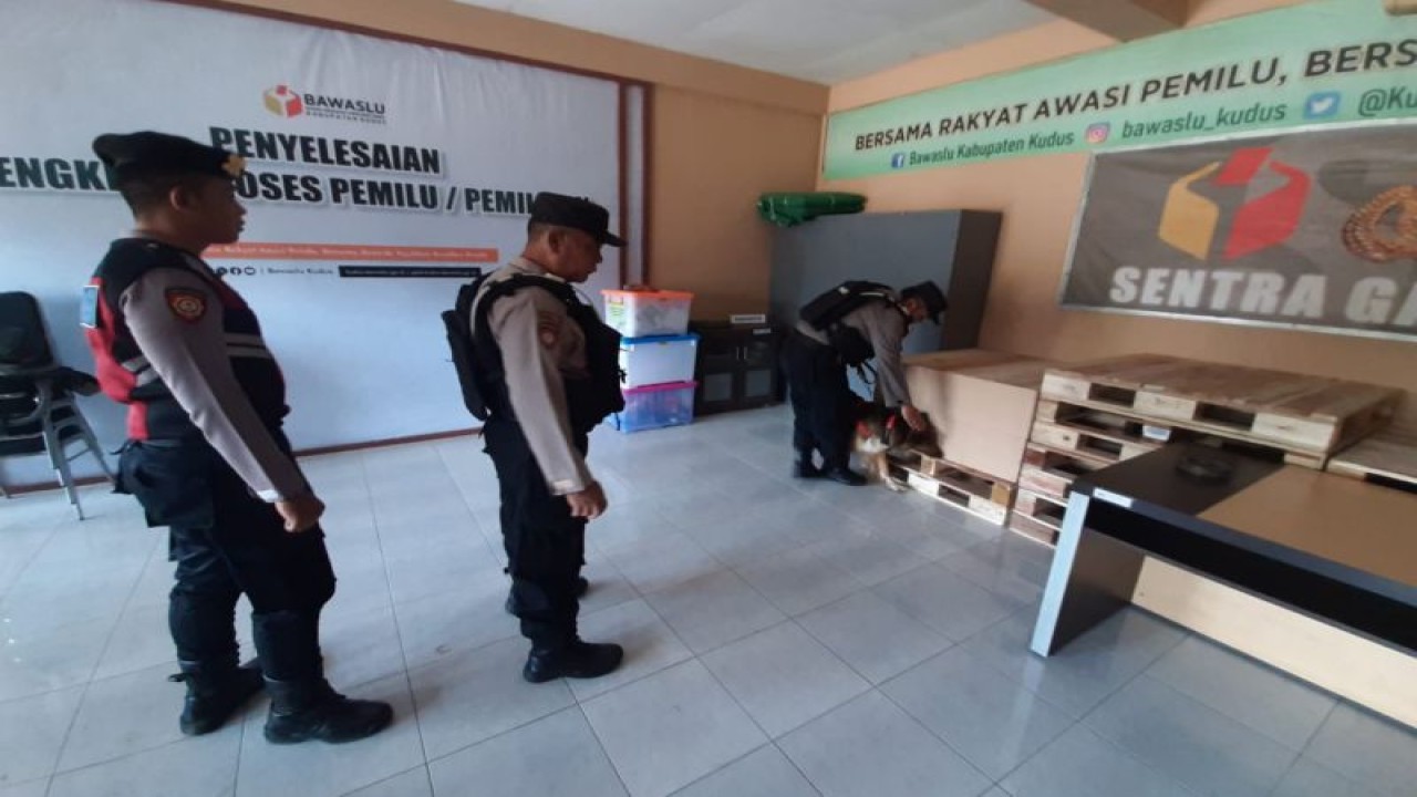 Polres Kudus, Jawa Tengah, melakukan sterilisasi kantor Bawaslu Kudus untuk memastikan lokasinya aman dari ancaman yang bisa mengganggu kelancaran Pemilu 2024, Senin (23/10/2023). (ANTARA/HO-Polres Kudus.)