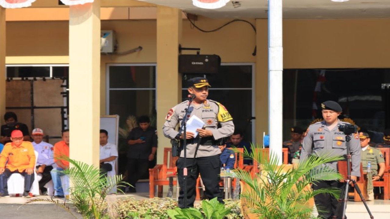 Kepala Polres Lombok Tengah, Provinsi Nusa Tenggara Barat, AKBP Iwan Hidayat saat apel gelar pasukan pengamanan Pemilu 2024 di halaman polres setempat, Selasa (17/10/2023). ANTARA/HO-Humas Polres Lombok Tengah