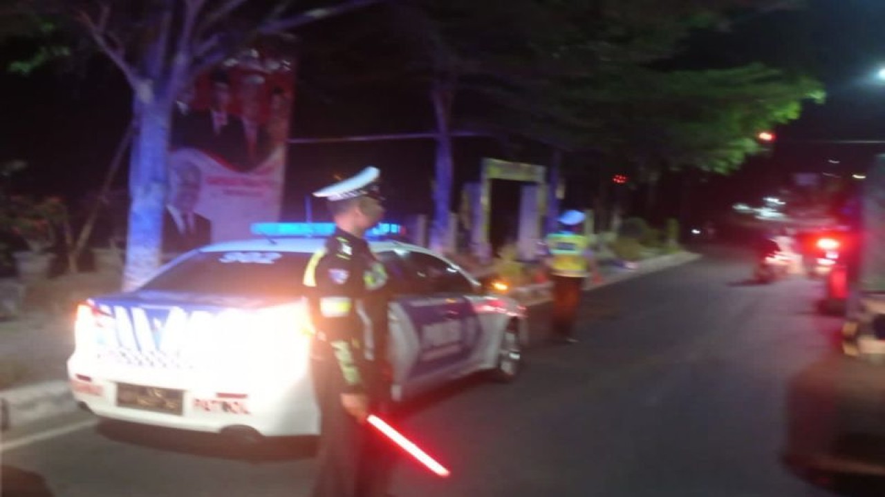 Anggota Polres Lombok Tengah saat melakukan patroli kamseltibcarlantas Operasi Mantap Brata Rinjani 2023-2024, di Praya, NTB, Senin (30/10/2023). ANTARA/HO-Polres Lombok Tengah.