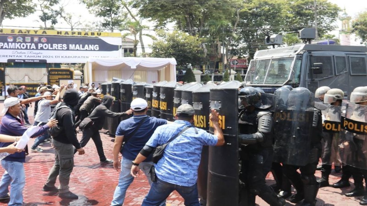 Pelaksanaan simulasi Sistem Pengamanan Kota (Sispamkota) yang dilakukan oleh Kepolisian Resor (Polres) Malang, di Mapolres Malang, Kepanjen, Jawa Timur, Sabtu (14/10/2023). ANTARA/HO-Humas Polres Malang.