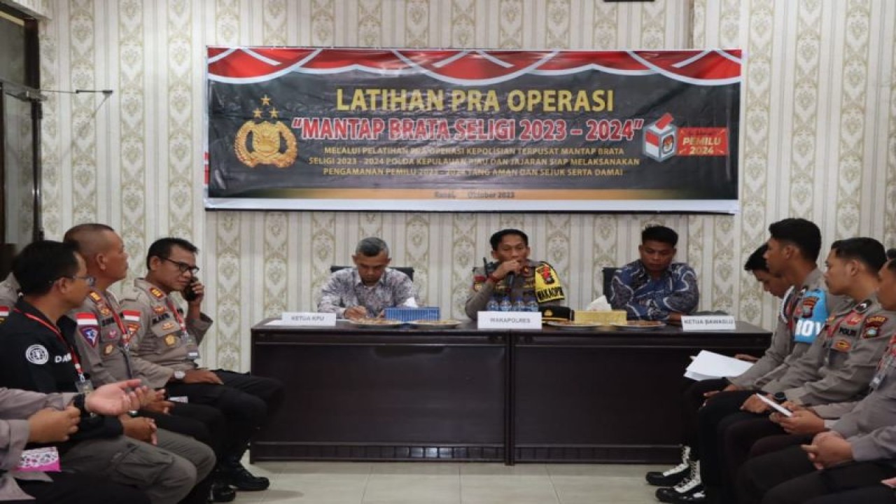 Wakil Kepala Polres Natuna Komisaria Polisi (Kompol) Ahmad Rudi Prasetyo saat memberikan arahan didepan peserta pelatihan pra operasi mantap brata pengamanan Pemilu 2024 (ANTARA/HO-Humas Polres Natuna)