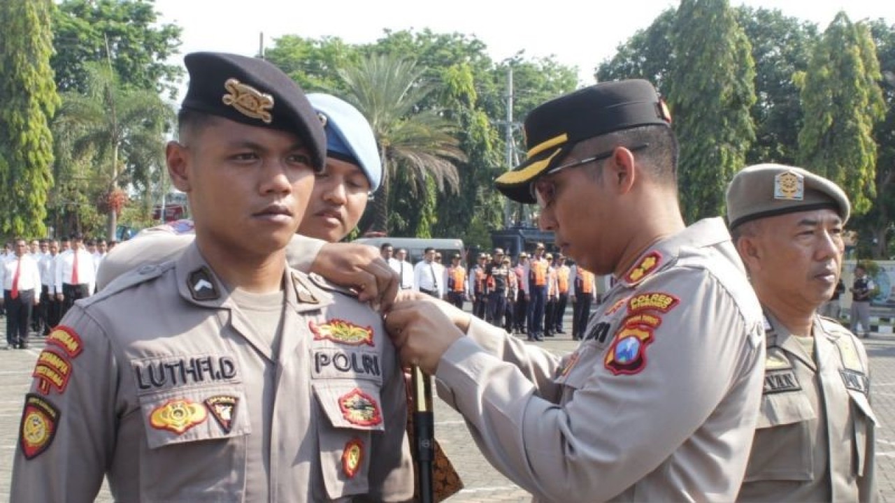 Kapolres Situbondo AKBP Dwi Sumrahadi Rakhmanto menyematkan pita kepada anggotanya tanda pelaksanaan Operasi Mantap Brata Semeru 2023-2024 usai apel gelar pasukan di halaman Polres Situbondo, Jatim. Selasa (17/10/2023) ANTARA/HO-Polres Situbondo