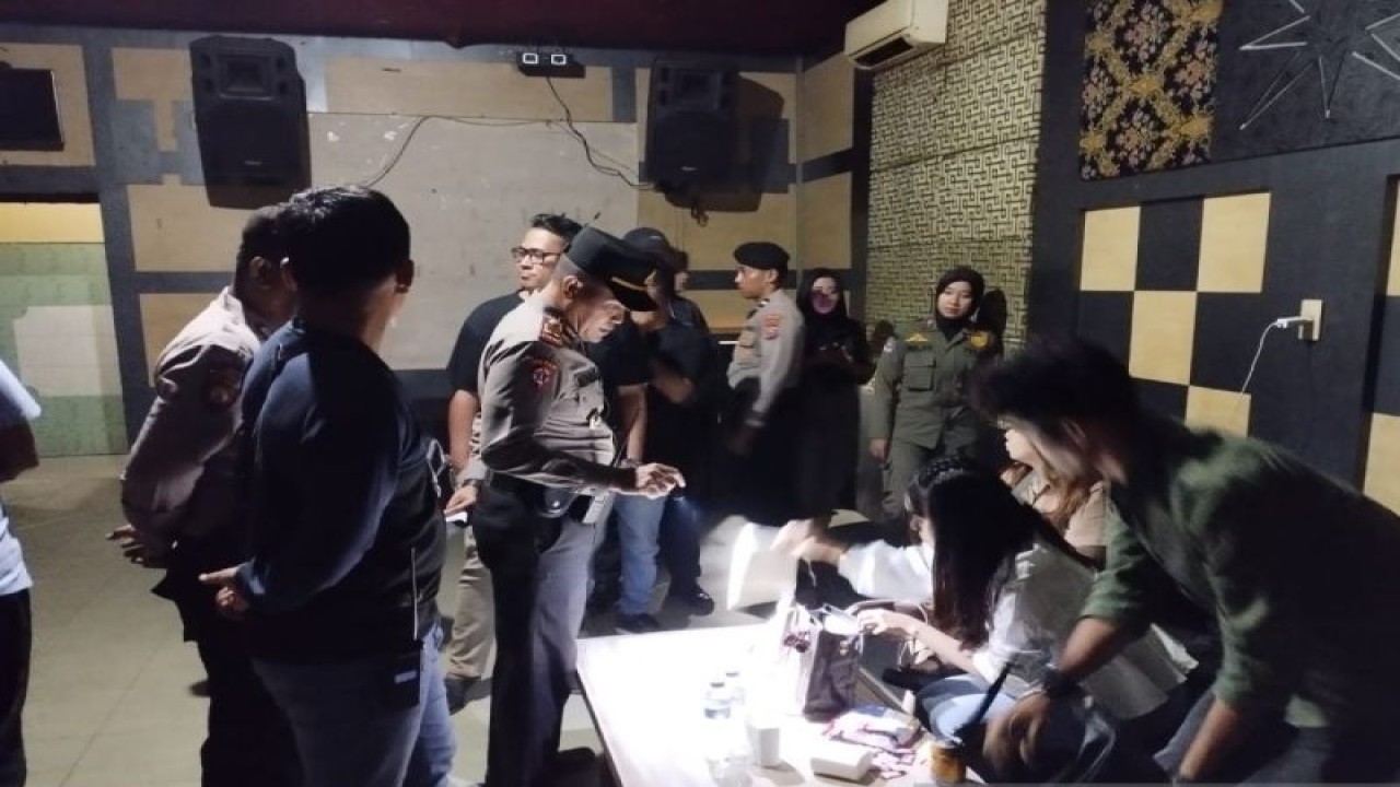 Personel Polres Tanjungbalai merazia tempat hiburan malam, dalam rangka mewujudkan kamtibmas yang aman dan kondusif. ((ANTARA /H0- Humas Polres Tanjungbalai).)