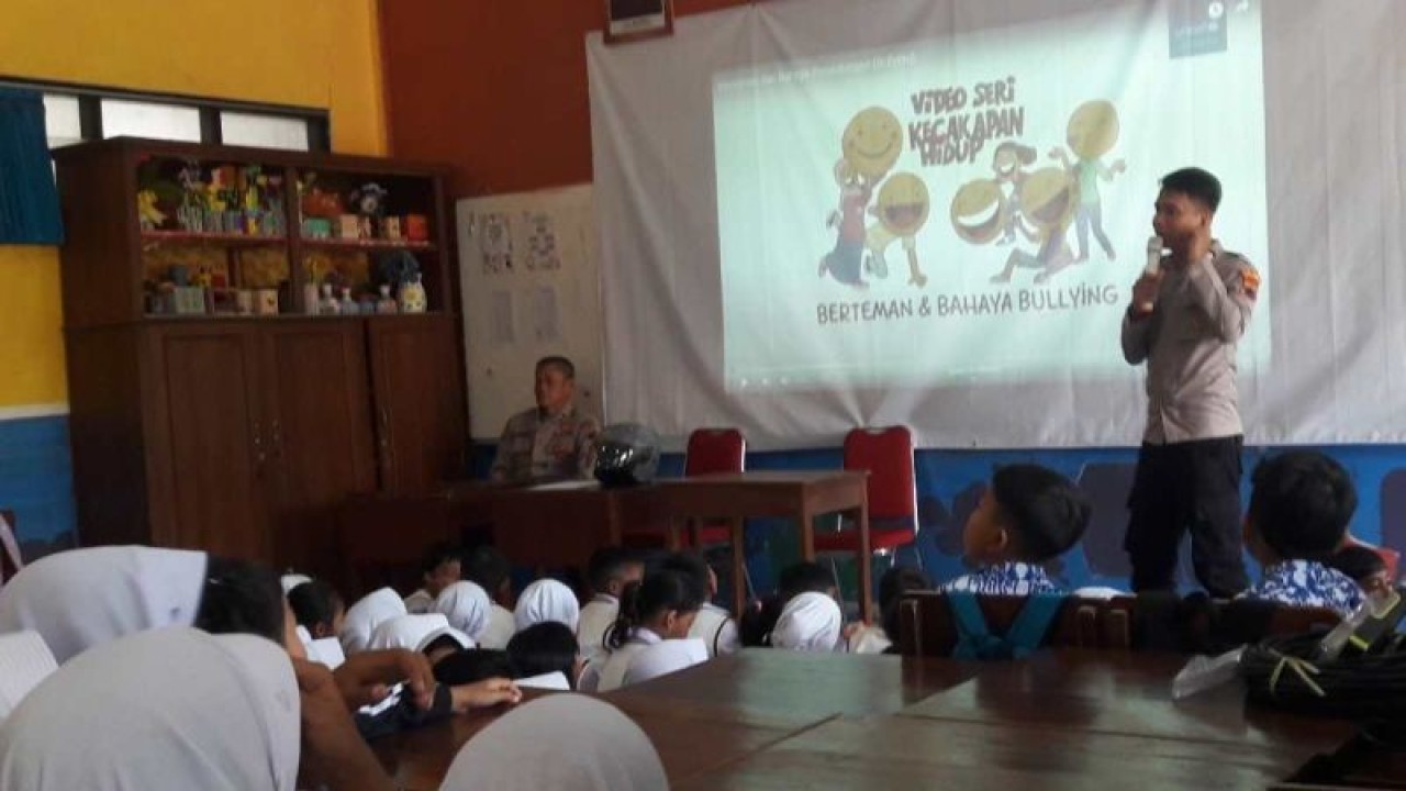 Polisi memberikan penyuluhan antiperundungan di SDN 2 Jampiroso, Kabupaten Temanggung, Jawa Tengah, Rabu (11/10/2023). ANTARA/Heru Suyitno