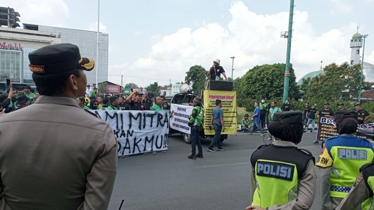 Personel Polreta Banyumas mengamankan jalannya unjuk rasa yang dilakukan ratusan pengemudi ojol di depan gerbang Pendopo Sipanji, Purwokerto, Kabupaten Banyumas, Jawa Tengah, Selasa (3/10/2023). ANTARA/Sumarwoto
