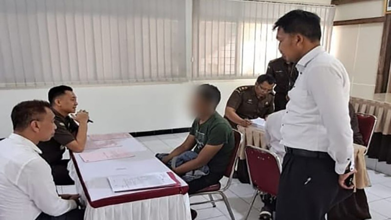 Tersangka IR dilimpahkan penyidik Polresta Banyumas ke Kejaksaan Negeri Banyumas atas dugaan tindak pidana korupsi di Unit SPBU Perusahaan Daerah Citra Mandiri Jawa Tengah yang berlokasi di Sokaraja, Kabupaten Banyumas. (ANTARA/HO-Polresta Banyumas)
