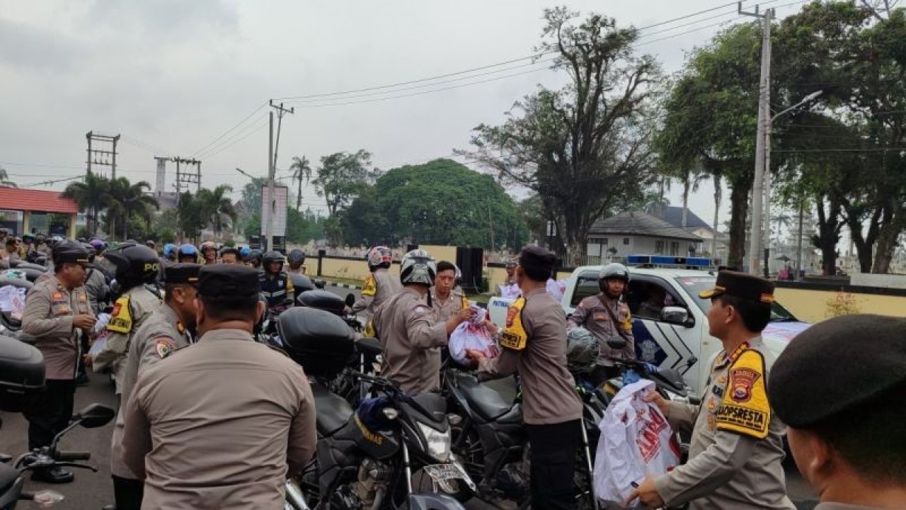 Polresta Bengkulu menyalurkan 200 paket sembako ke masyarakat. ANTARA/Anggi Mayasari
