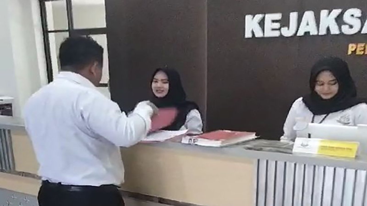 Penyidik Satreskrim Polresta Cilacap mendatangi Kejari Cilacap, Senin (2/10/2023), untuk melimpahkan berkas perkara tahap 1 terkait dengan kasus perundungan yang dilakukan oleh dua pelajar SMP. ANTARA/HO-Polresta Cilacap