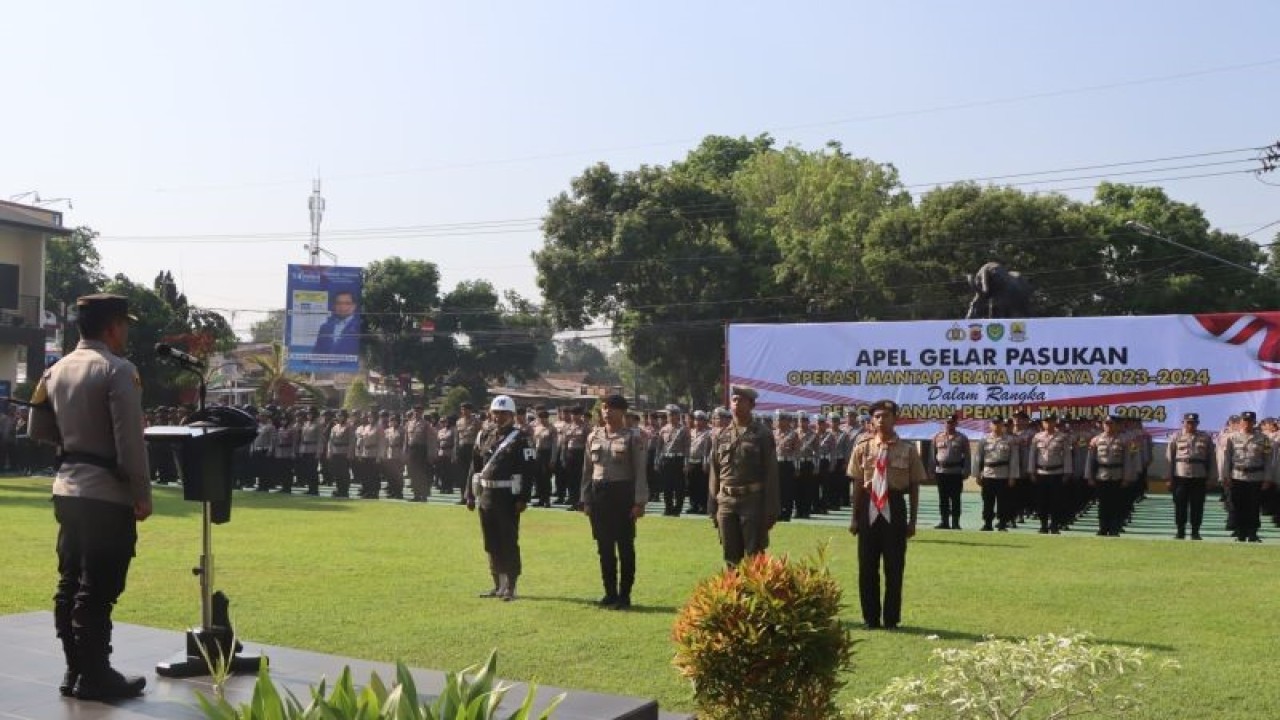 Polresta Cirebon menggelar apel pasukan dalam pelaksanaan Operasi Mantap Brata Lodaya 2023-2024 di Cirebon, Jawa Barat, Selasa (17/9/2023). ANTARA/Fathnur Rohman