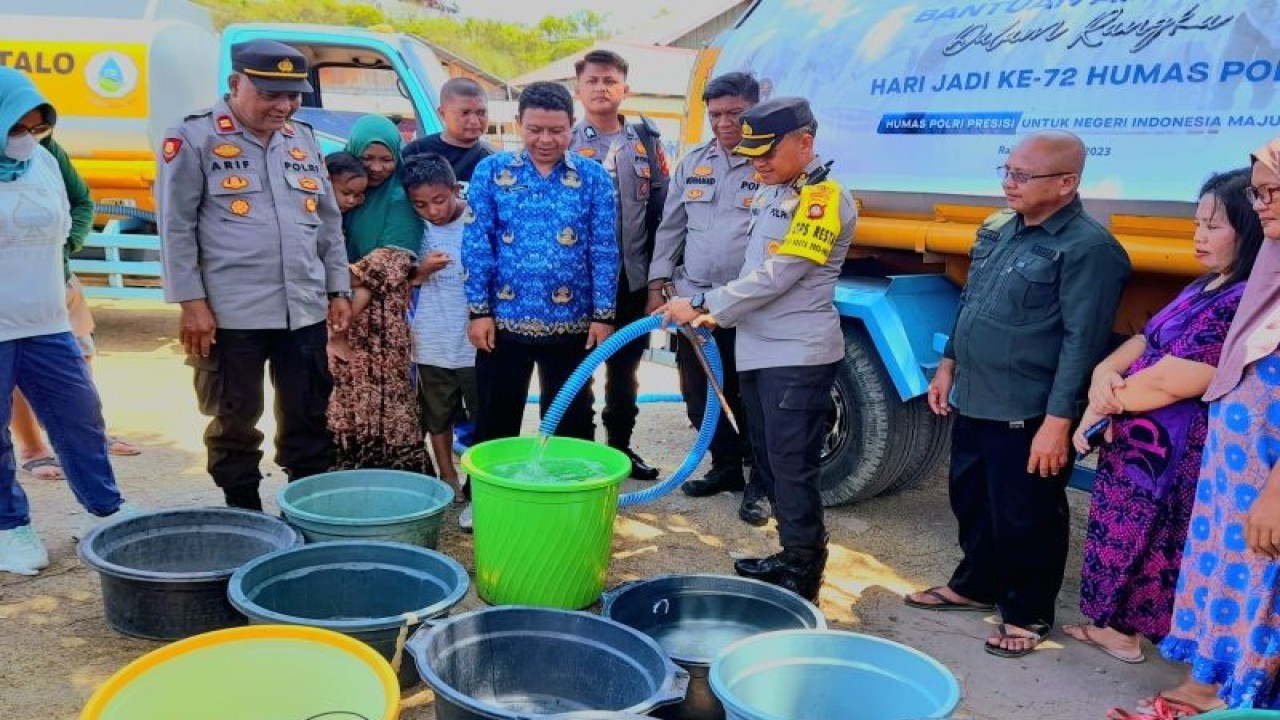 Kepala Polresta Gorontalo Kota Kombes Pol Ade Permana membantu penyaluran bantuan air bersih di Kelurahan Tanjung Kramat, Kecamatan Hulonthalangi, Kota Gorontalo, Provinsi Gorontalo. (ANTARA/Zulkifli Polimengo)