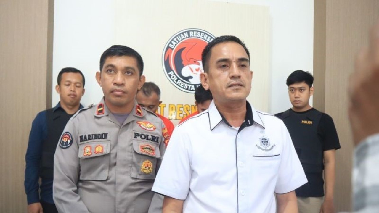 Kepala Sat Resnarkoba Polresta Kendari AKP Bahri (kanan) bersama Kasi Humas Polresta Kendari (kiri) saat melakukan konferensi pers. (Antara/La Ode Muh Deden Saputra)