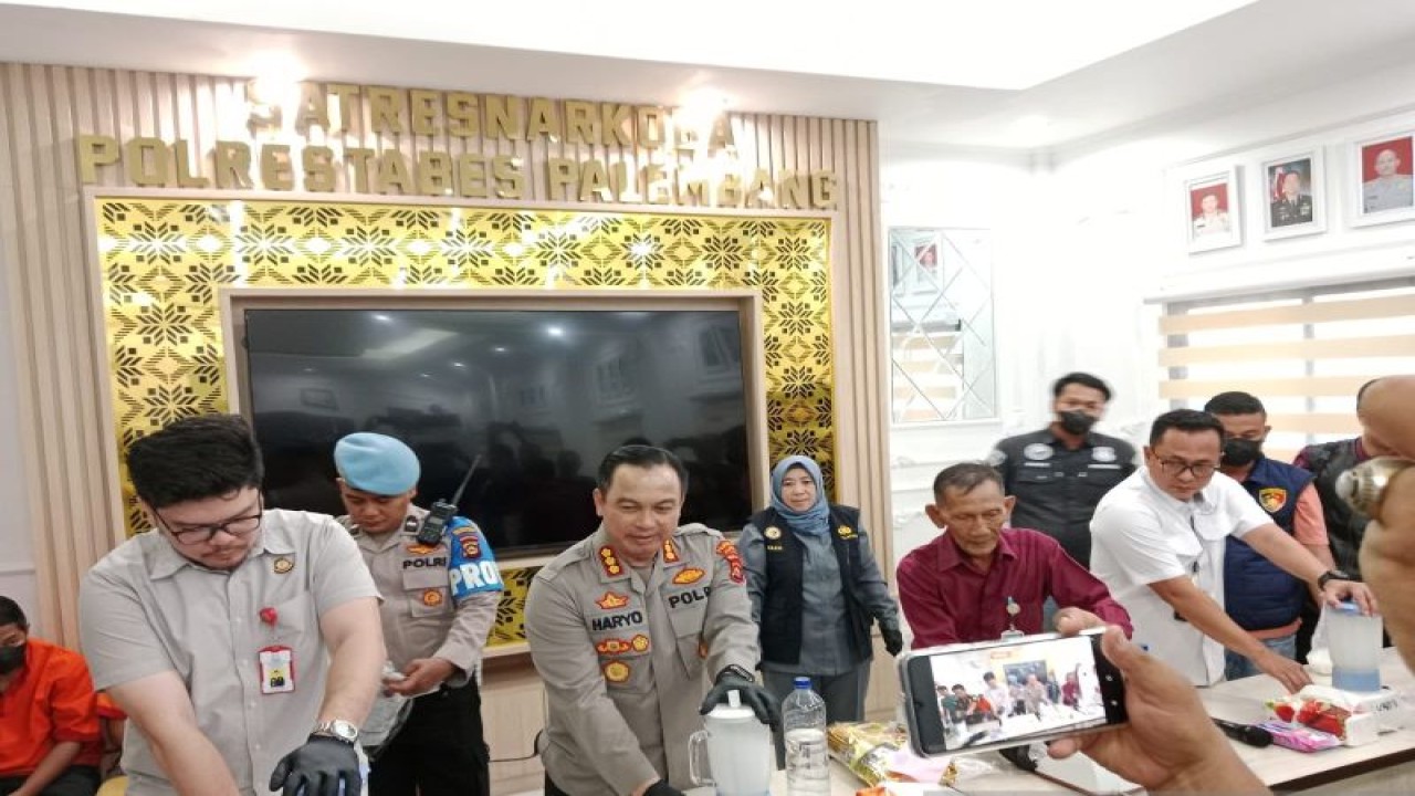 Polrestabes Palembang memusnahkan barang bukti kasus narkoba jenis sabu-sabu seberat 6,5 kilogram, Selasa (24/10/2023). (ANTARA/ M Imam Pramana)