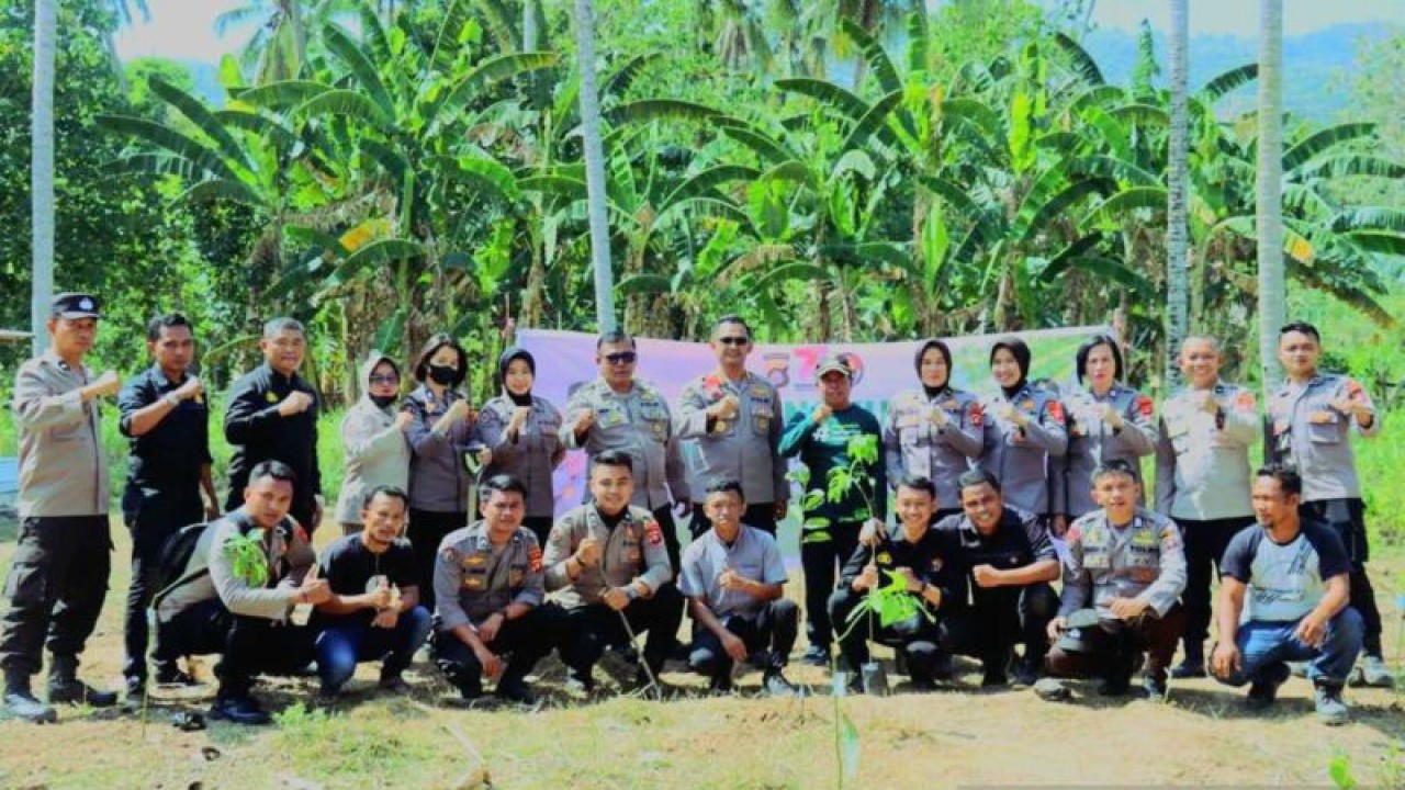 Polri dan masyarakat pada kegiatan penanaman bibit pohon yang berlangsung di Kabupaten Bone Bolango, Provinsi Gorontalo, Jumat (13/10/2023). ANTARA/HO-Humas Polda Gorontalo