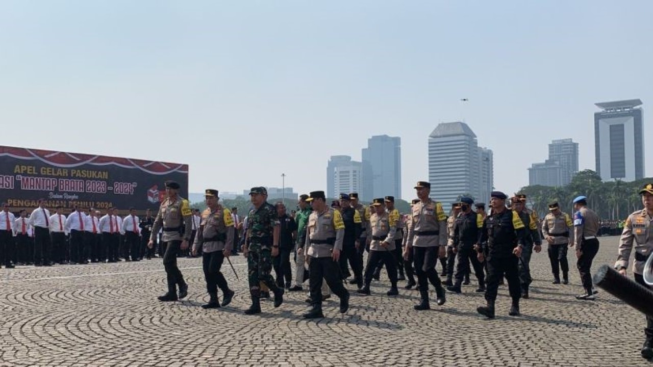 Kapolri Jenderal Pol. Listyo Sigit Prabowo didampingi Kasum TNI Letjen TNI Bambang Ismawan mengecek kesiapan personel Operasi Mantap Brata 2023-2024 di Silang Monas, Jakarta, Selasa (17/10/2023). ANTARA/Laily Rahmawaty.