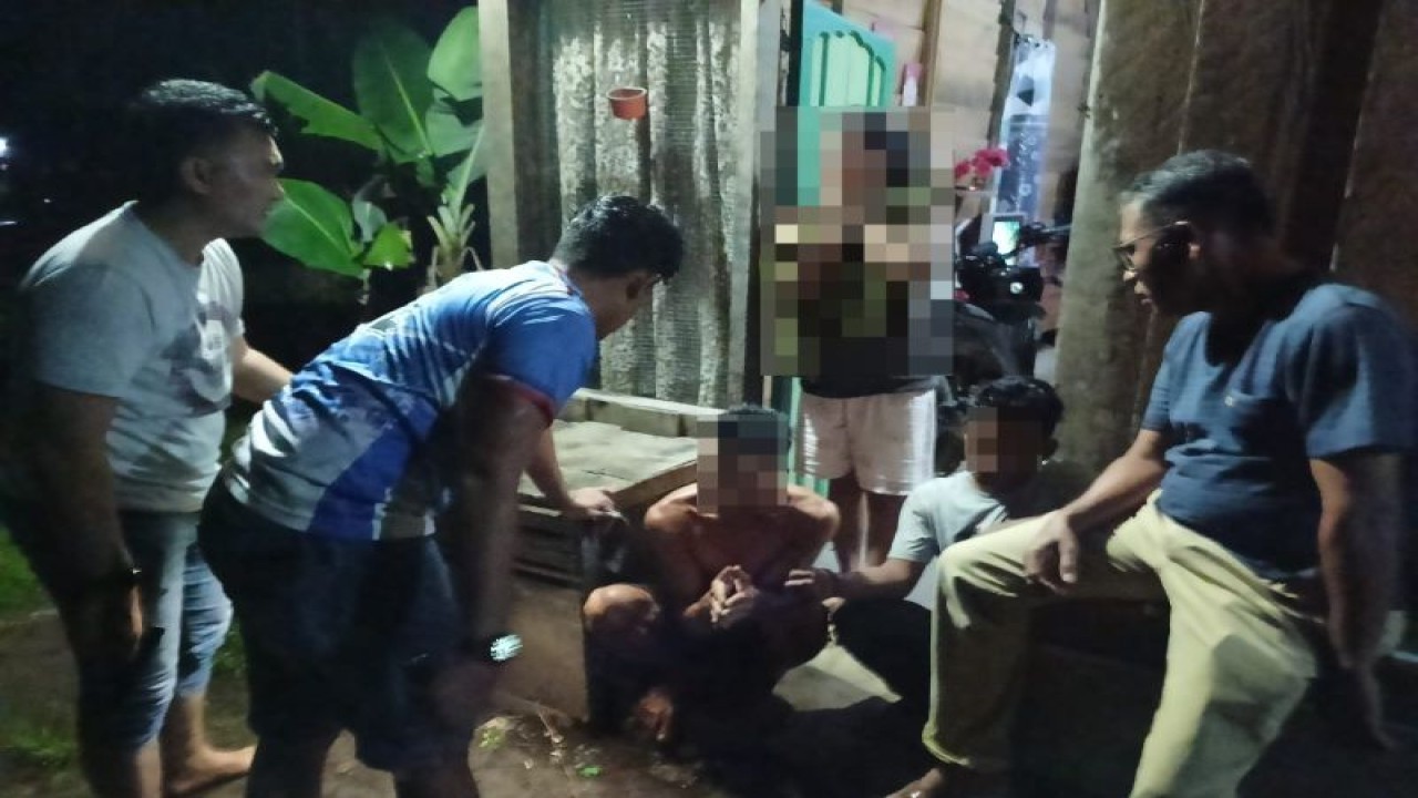 Jajaran Polres Pasaman Barat melalui Polsek Sungai Beremas saat menangkap nelayan gunakan narkotika. Antara/HO-Humas Polres Pasaman Barat.