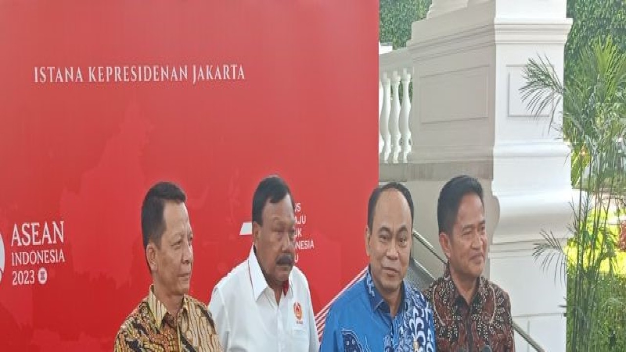 Menteri Komunikasi dan Informatika (Menkominfo) Budi Arie Setiadi (kedua kanan) memberikan keterangan setelah rapat terbatas yang dipimpin Presiden Joko Widodo (Jokowi) di Kompleks Istana Kepresidenan, Jakarta, Senin (9/10/2023). (ANTARA/Rangga Pandu Asmara Jingga)