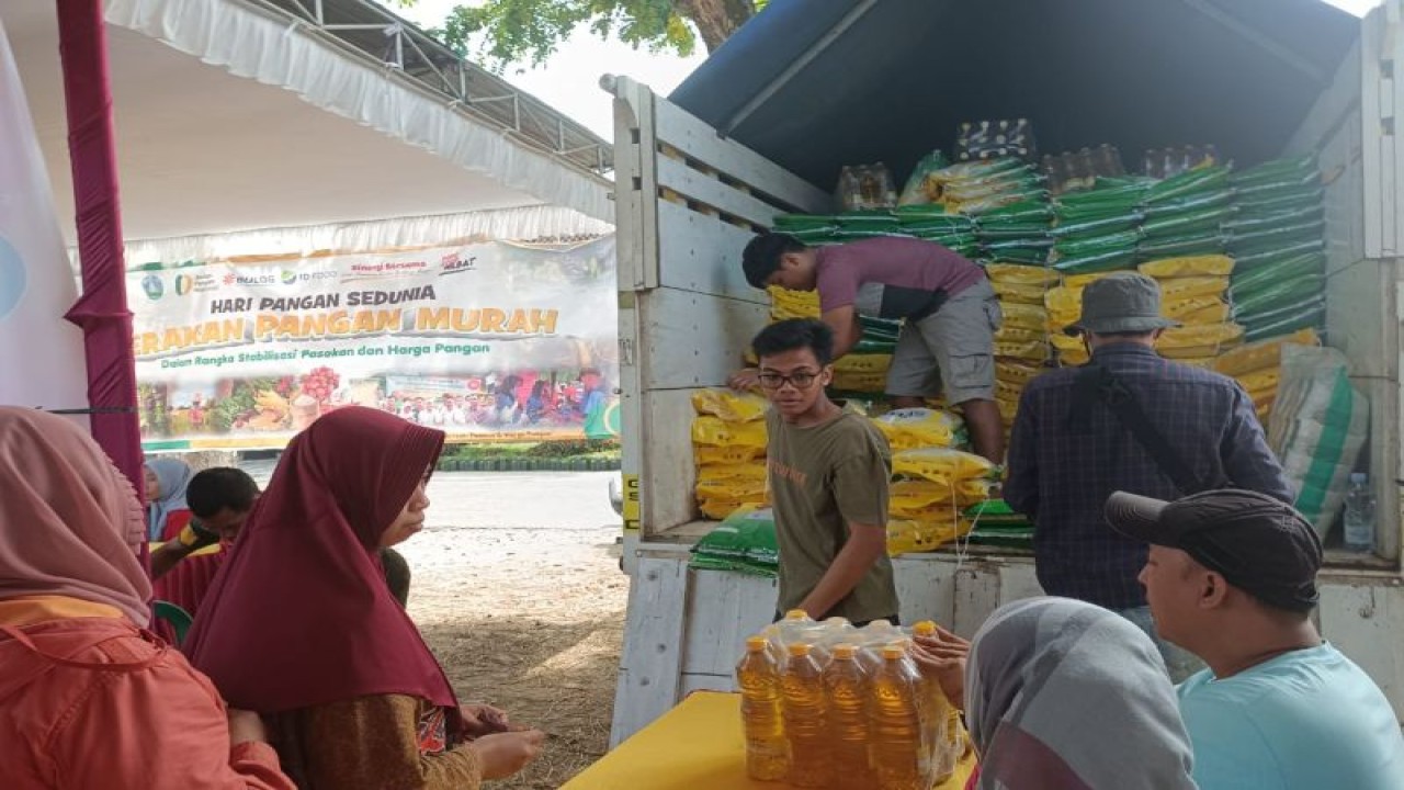 Dok - Masyarakat antri membeli paket sembako dalam operasi pasar murah di wilayah Kecamatan Siman, Ponorogo, Senin (16/10/2023) (ANTARA/HO - Dipertahankan Ponorogo)