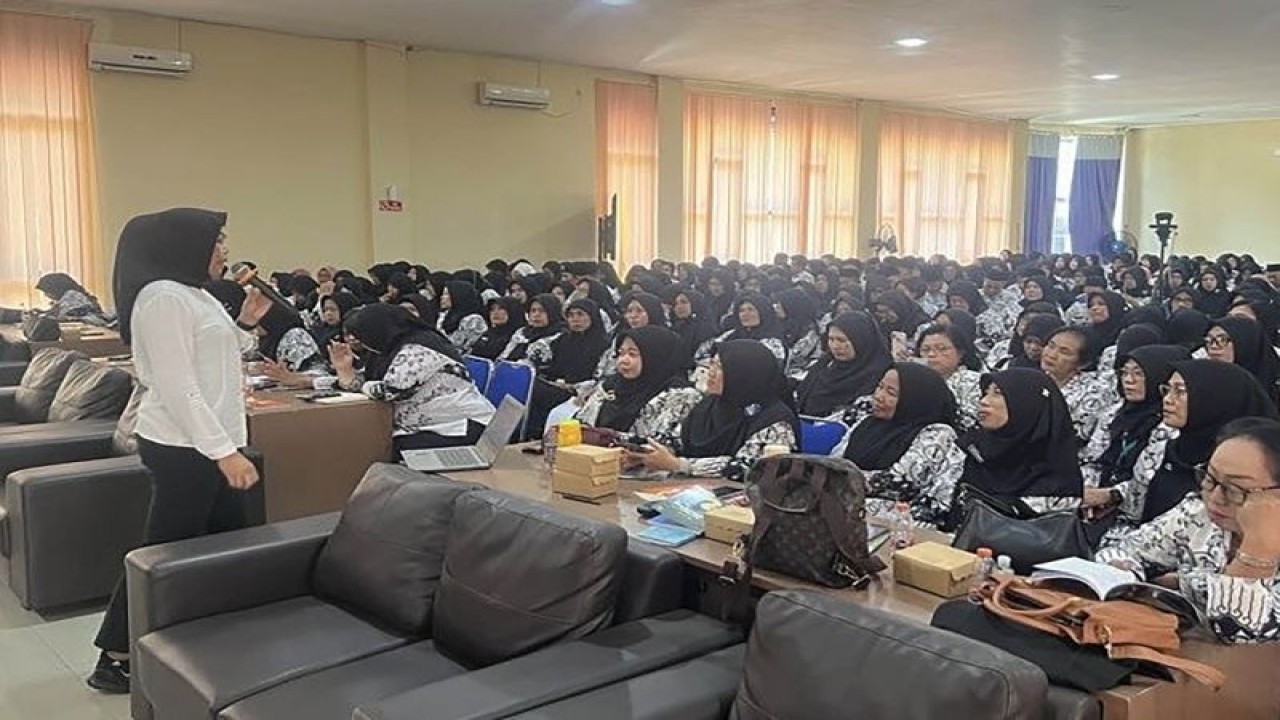 Kepala Unit (Kanit) Pelayanan Perempuan dan Anak (PPA) Polres Malang, Aiptu Erleha BR Maha (kiri), pada saat memberikan pembekalan kepada kurang lebih 550 orang guru dan kepala sekolah di Kabupaten Malang, Jawa Timur. ANTARA/HO-Humas Polres Malang.