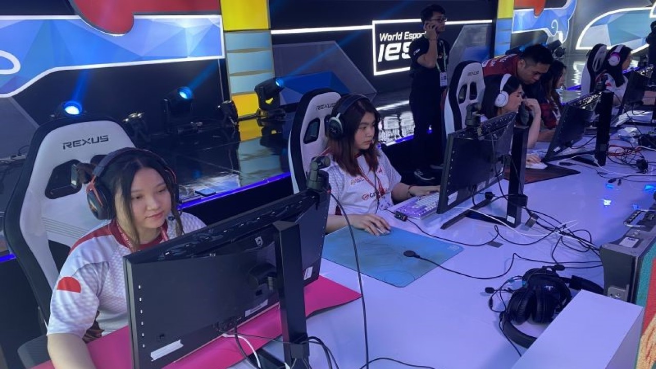 Foto arsip - Para pemain timnas CS:GO putri Indonesia beraksi pada laga final lower bracket melawan Argentina dalam kejuaraan esport dunia IESF Bali 14th World Esports Championship 2022 di Ice Stage, Merusaka, Nusa Dua, Bali, Kamis (8/12/2022). (ANTARA/Arindra Meodia)