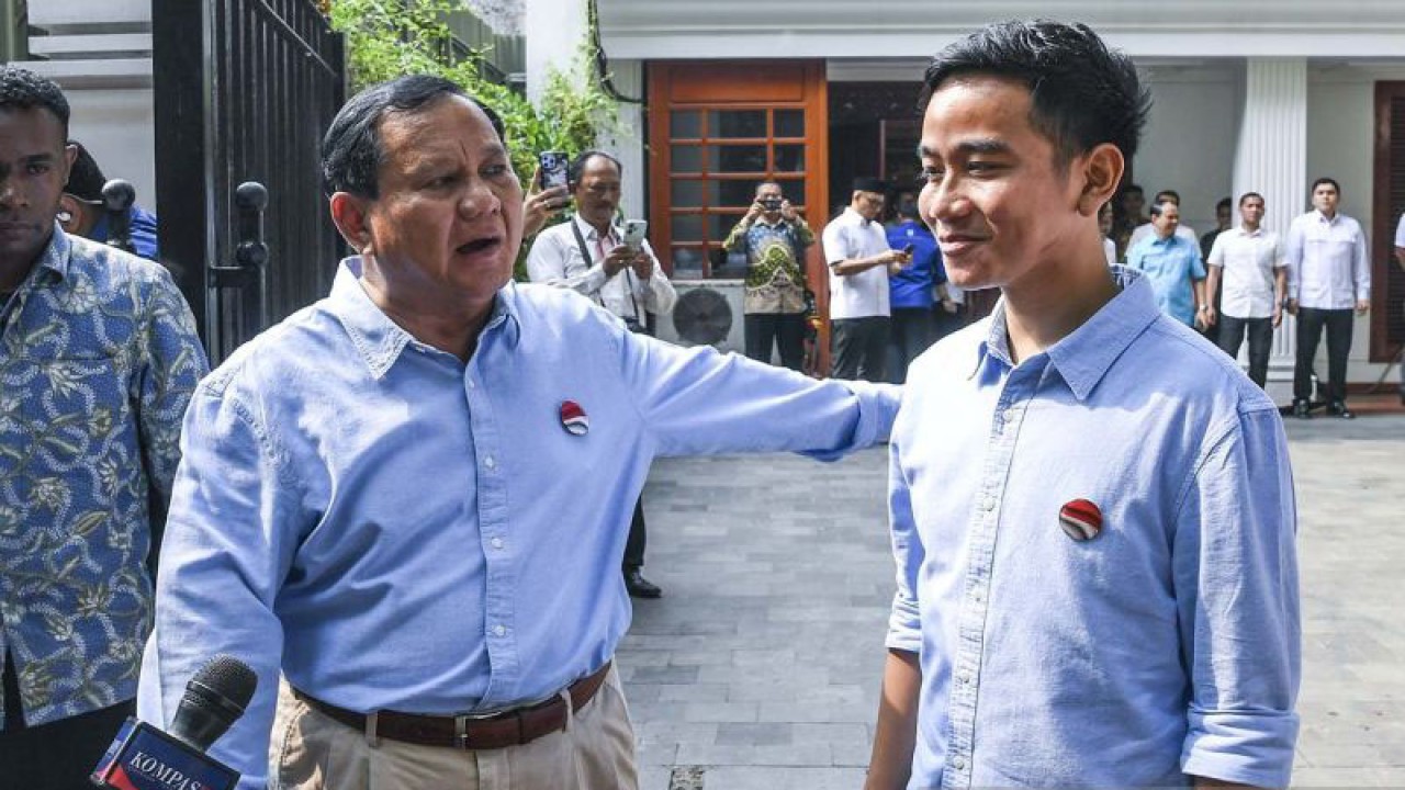Bakal pasangan capres dan cawapres Prabowo Subianto-Gibran Rakabuming Raka saat menjawab pertanyaan wartawan di Kertanegara, Jakarta Selatan, Jakarta, Rabu (25/10/2023). (ANTARA FOTO/Galih Pradipta/aww)