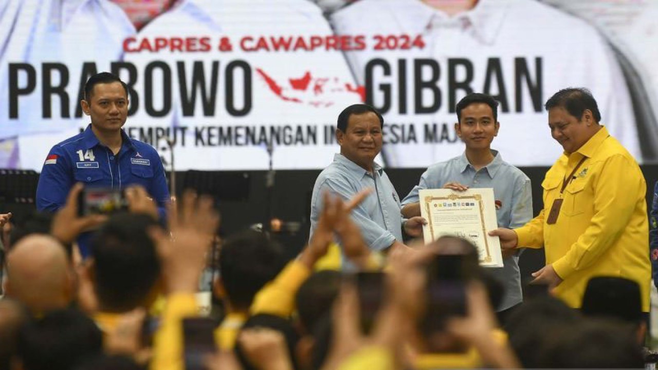 Bakap pasangan capres dan cawapres Prabowo Subianto-Gibran Rakabuming Raka menerima piagam dukungan dari Koalisi Indonesia Maju yang diserahkan Ketua Umum Golkar Airlangga Hartarto (kanan) dan disaksikan Ketua Umum Partai Demokrat Agus Harimurti Yudhoyono (kiri) di Indonesia Arena, Jakarta Selatan, Rabu (25/10/2023). (ANTARA FOTO/Galih Pradipta/aww)