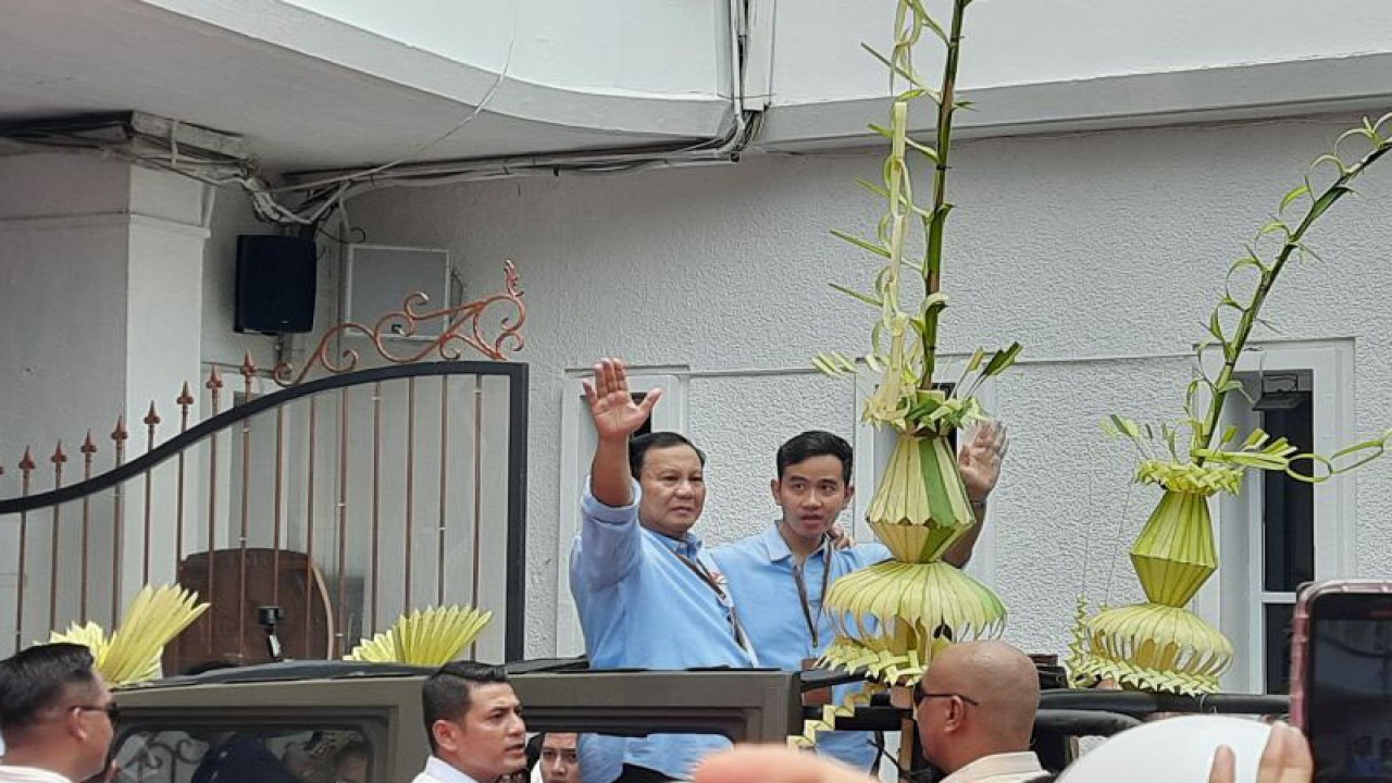 Pasangan bakal capres Prabowo Subianto dan cawapres Gibran Rakabuming Raka tiba di KPU RI, Jakarta, Rabu (25/10/2023). ANTARA/Narda Margaretha Sinambela.