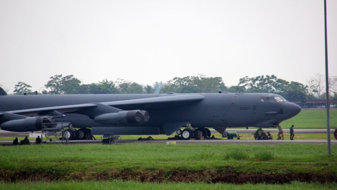 Sejumlah prajurit Angkatan Udara Amerika Serikat beristirahat di bawah pesawat pengebom B-52H Stratofortress milik United States Pacific Air Force (US PACAF) di Bandara Internasional Kualanmu, Kabupaten Deli Serdang, Sumatera Utara, Rabu (21/6/2023). ANTARA FOTO/Yudi/YU
